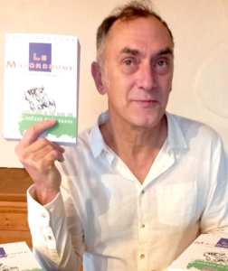 photo de l'auteur. Maël FRUCTUS tenant son livre.